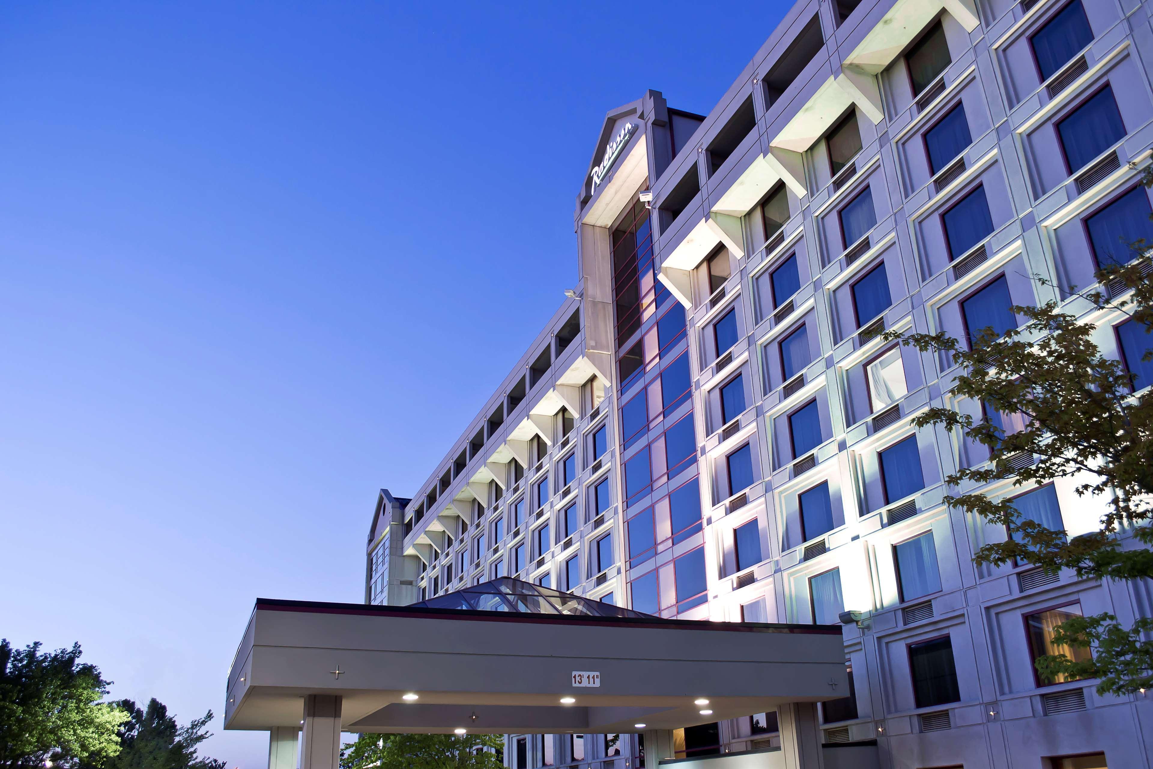Radisson Hotel Брэнсон Экстерьер фото