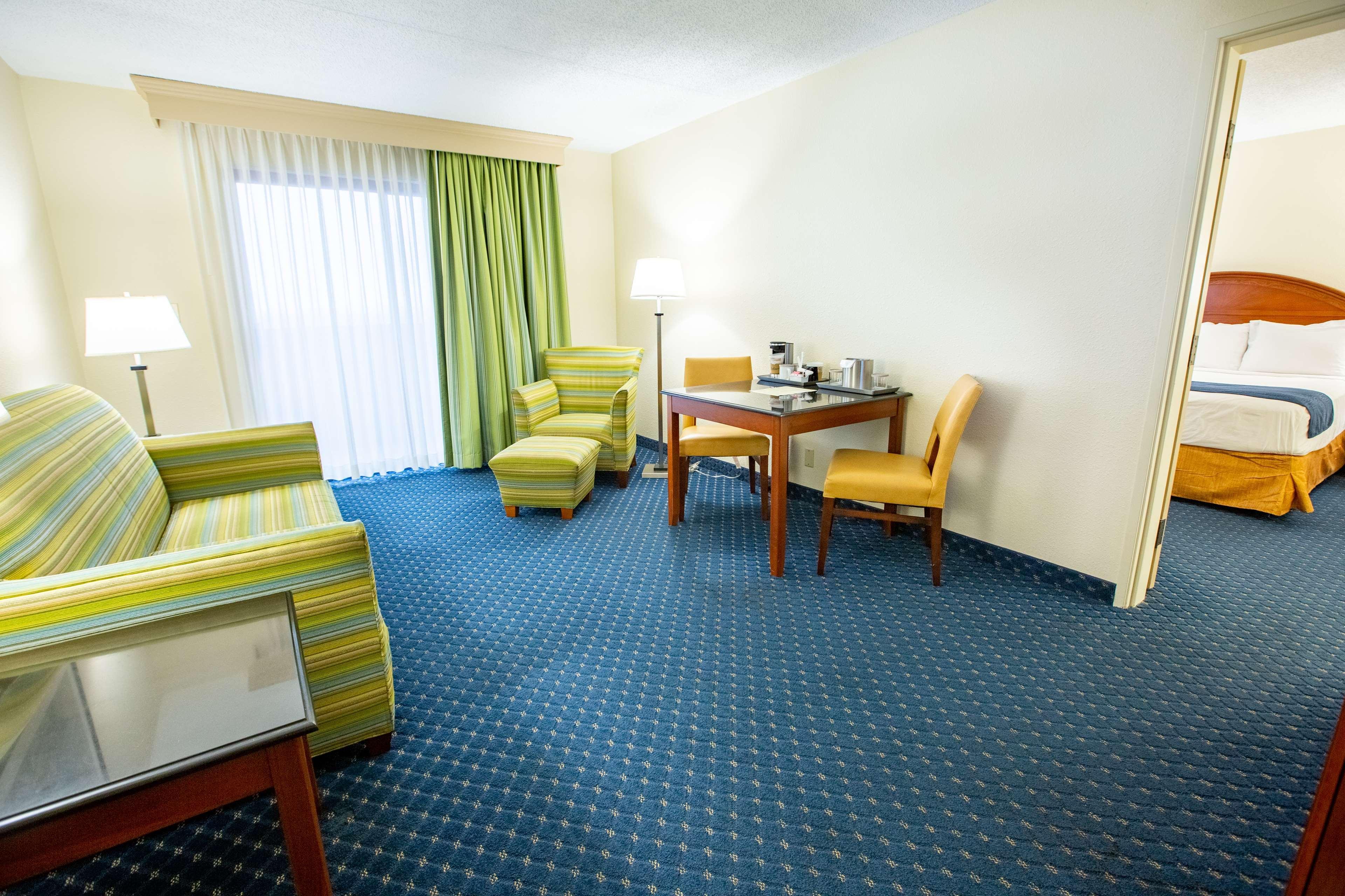 Radisson Hotel Брэнсон Экстерьер фото