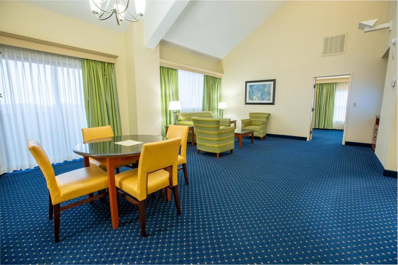 Radisson Hotel Брэнсон Экстерьер фото