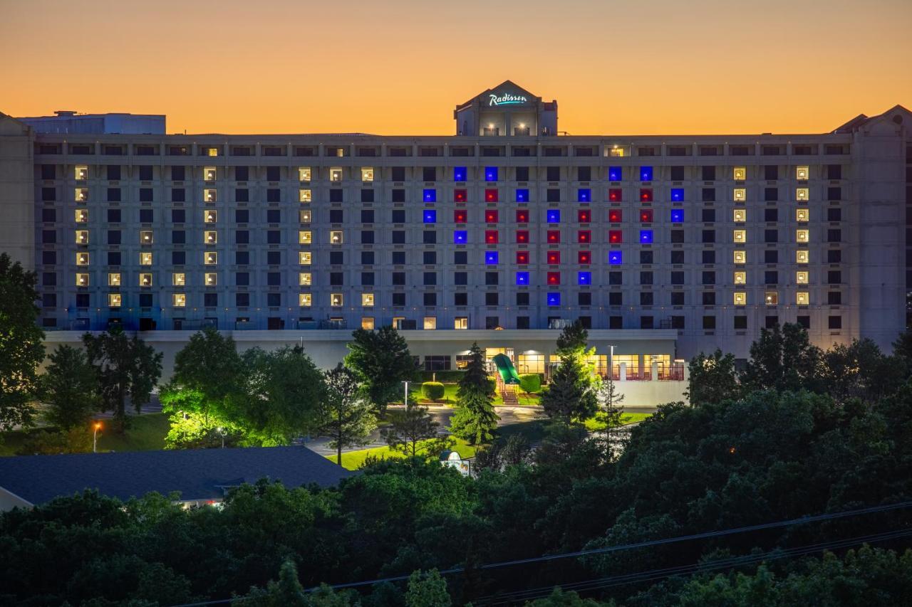 Radisson Hotel Брэнсон Экстерьер фото